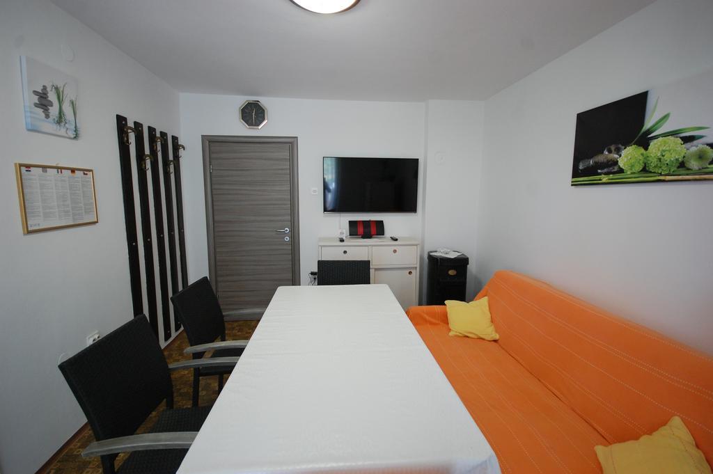 Apartments Jakobi By El-Pi Tours Njivice Esterno foto